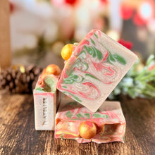 Cargar imagen en el visor de la galería, Jabón artesanal navideño con diseño rojo, verde y blanco y esfera dorada.
