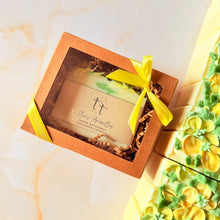 Cargar imagen en el visor de la galería, Jabón artesanal Flores Amarillas de Tt atelier en caja de regalo kraft con lazo amarillo, hecho a mano en Bonao.
