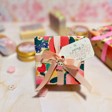 Cargar imagen en el visor de la galería, Vela Rose Harmony – Soya Artesanal en Lata con Flor Decorativa
