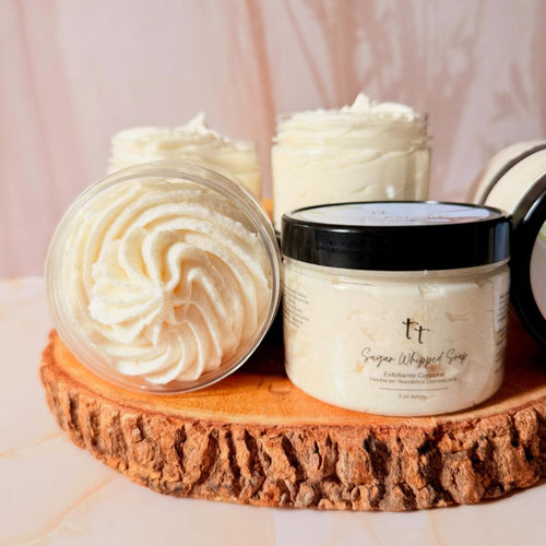 Sugar Whipped Soap Coconut Paradise de Tt atelier – exfoliante corporal artesanal con coco, piña y vainilla. Textura cremosa y aroma tropical.
