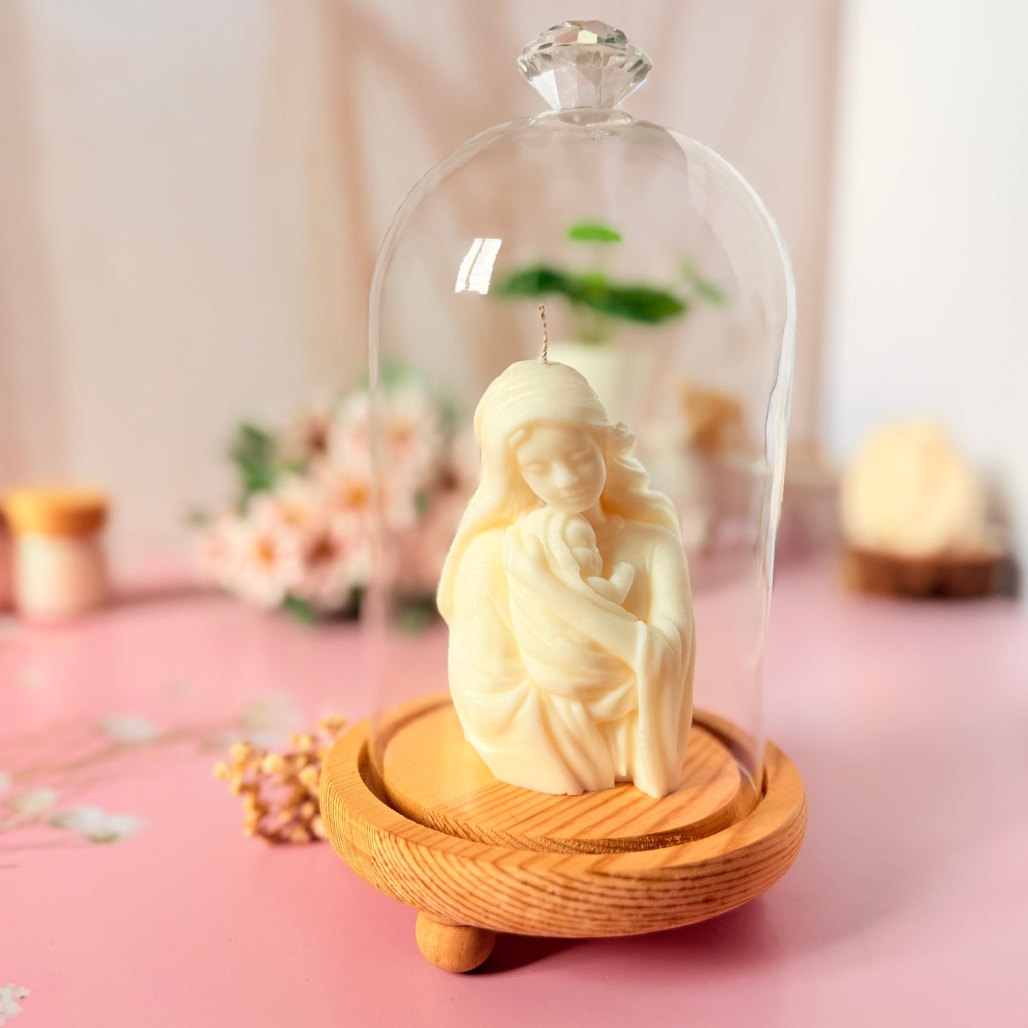 Madonna – Vela de Soya en Domo de Cristal con Botón de Diamante