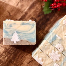 Cargar imagen en el visor de la galería, Winter Snowflake – Elegancia Invernal &amp; Copos de Nieve
