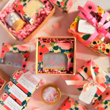 Cargar imagen en el visor de la galería, Cajita floral con Lazo – Barra de Jabón Artesanal
