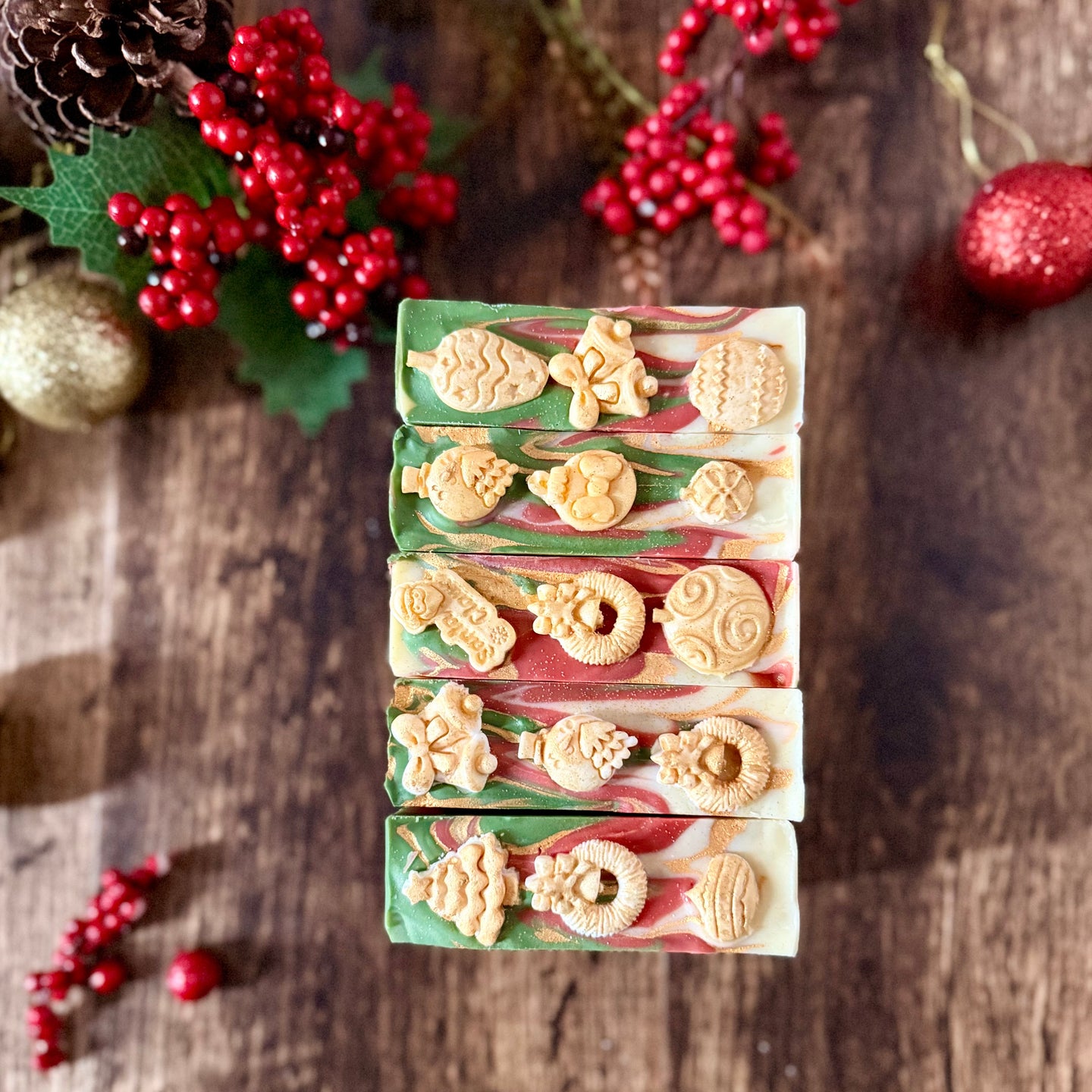 Golden Ornaments – Navidad Tradicional & Toques Dorados