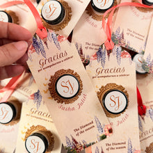Cargar imagen en el visor de la galería, Souvenirs artesanales personalizados para cumpleaños infantil con estética romántica vintage, mini scrub decorativo y bookmark elegante.
