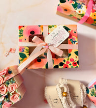 Cargar imagen en el visor de la galería, Floral Faus – Jabón &amp; Bolsa de Sisal
