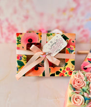 Cargar imagen en el visor de la galería, Floral Faus – Jabón &amp; Bolsa de Sisal
