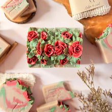Cargar imagen en el visor de la galería, Velvet Rose – Jabón Artesanal Floral Intenso &amp; Elegante
