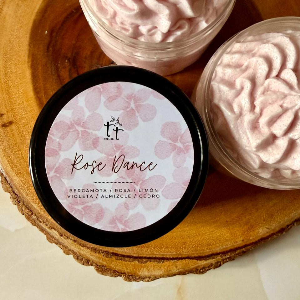 Sugar Whipped Soap Rose Dance – Exfoliante corporal artesanal de textura cremosa en frasco, con aroma floral de rosas, jazmín y bergamota