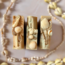 Cargar imagen en el visor de la galería, Jabones artesanales Recuerdos del Mar de Tt atelier, con diseño marino en tonos arena y detalles de conchas, elaborados con arcilla blanca, café y aceites naturales
