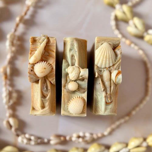 Jabones artesanales Recuerdos del Mar de Tt atelier, con diseño marino en tonos arena y detalles de conchas, elaborados con arcilla blanca, café y aceites naturales